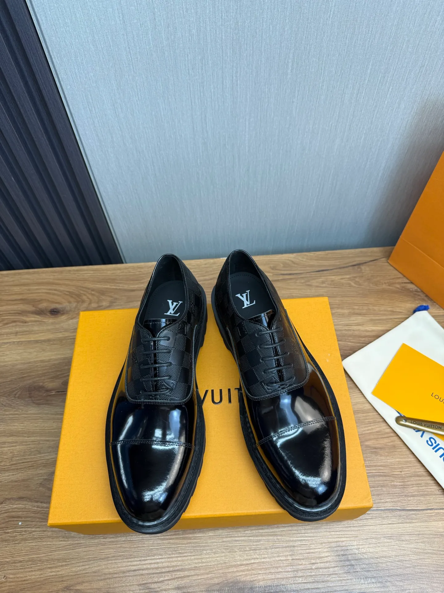 Men's shoes 💰900💰 LV. Men's casual lace-up leather shoes, the latest hot style 🔥 1:1 original purchase quality, top quality goods ⬆️The upper is imported open-edge beaded cowhide, cowhide, and cow suede. The hand-made three-dimensional stitching highlights the round toe design. The inner foot pads are all imported cowhide, with the original wear-resistant foam outsole, matching code 39-44, (38, 45 custom-made, non-refundable)